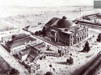 Lo schizzo pubblicato in occasione della Mostra agricola del 1913: nello spazio adiacente al Petruzzelli, dove oggi sorge la Banca d�Italia, viene rappresentato un fabbricato con uno scenografico ingresso porticato di forma semicircolare che dava accesso a un susseguirsi di padiglioni